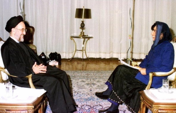 Christianne Amanpour wears a headscarf as she interviews then-Iranian President Mohammad Khatami in Tehran in 1998. (Photo by Irna / AFP via Getty Images)