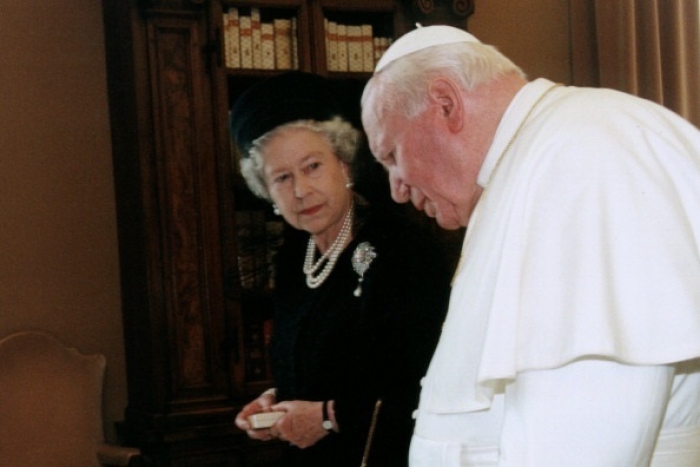 Queen Elizabeth II meets with Pope John Paul II at the Vatican in October 2000. The Queen met with five popes during her lifetime, four while on the throne. (Photo by Vatican Pool/Getty Images)